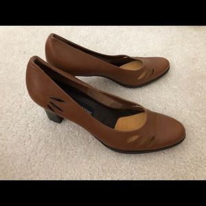 Brown closed toe pumps- never worn